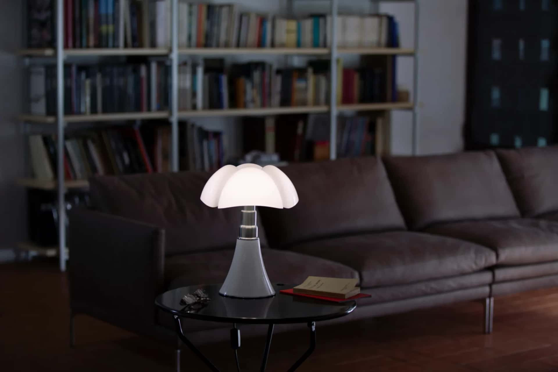 La lampada Pipistrello di Gae Aulenti, designer e architetta di fama internazionale
