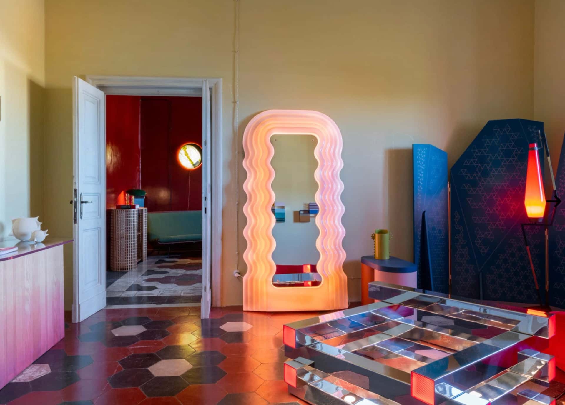 Ultrafragola: lo specchio-lampada di Sottsass