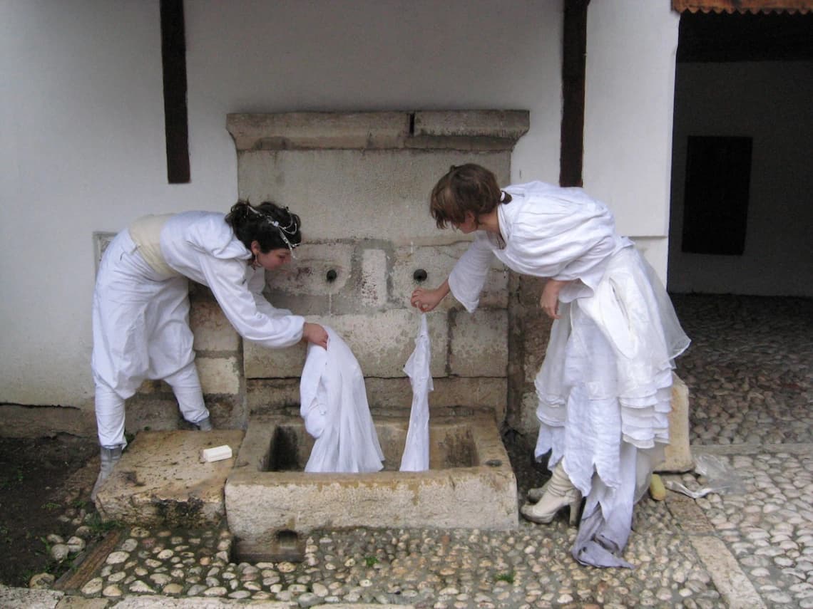 Pippa Bacca e Silvia Moro lavano gli abiti a Saraievo. © Fotografia di Ars Aevi