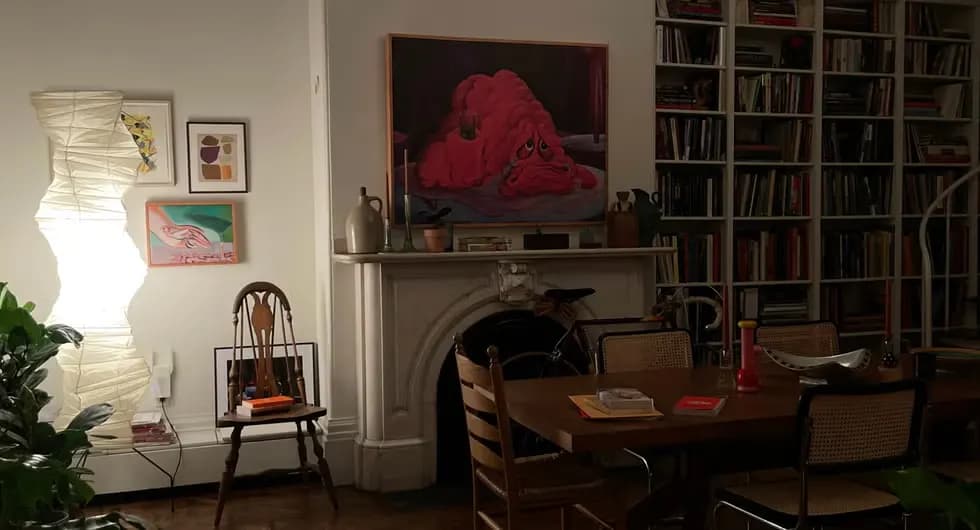 Veduta del soggiorno di Charlie ed Emma, la coppia al centro di The Drama (2026) di Kristoffer Borgli.