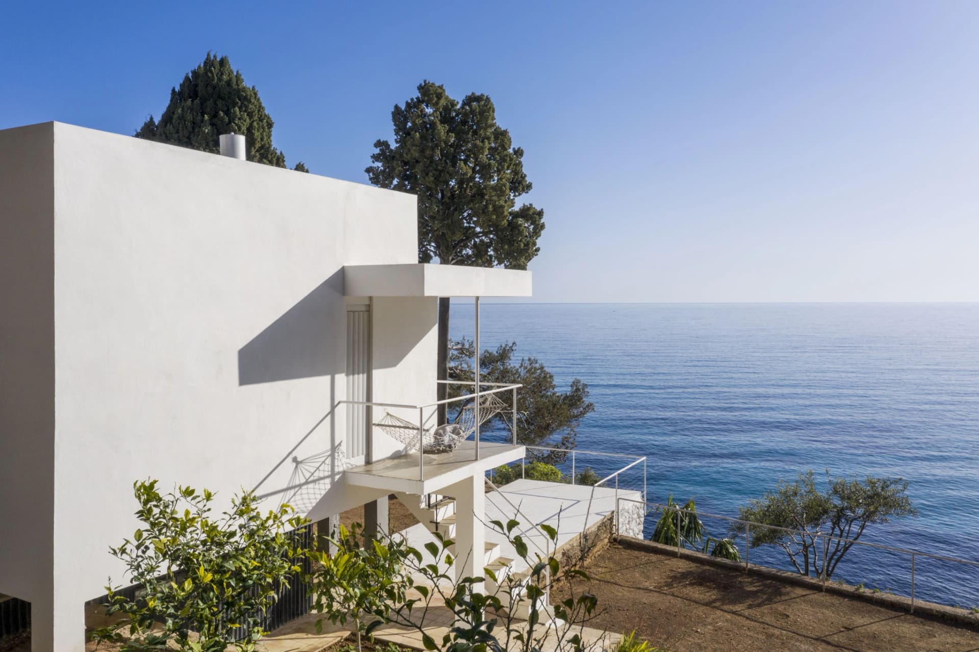 E-1027, la Villa progettata da Eileen Gray, in collaborazione con il compagno Jean Badovici, sul litorale della Costa Azzurra, nei pressi di Roquebrune-Cap-Martin. © Foto di Bernard Touillon per Domus.