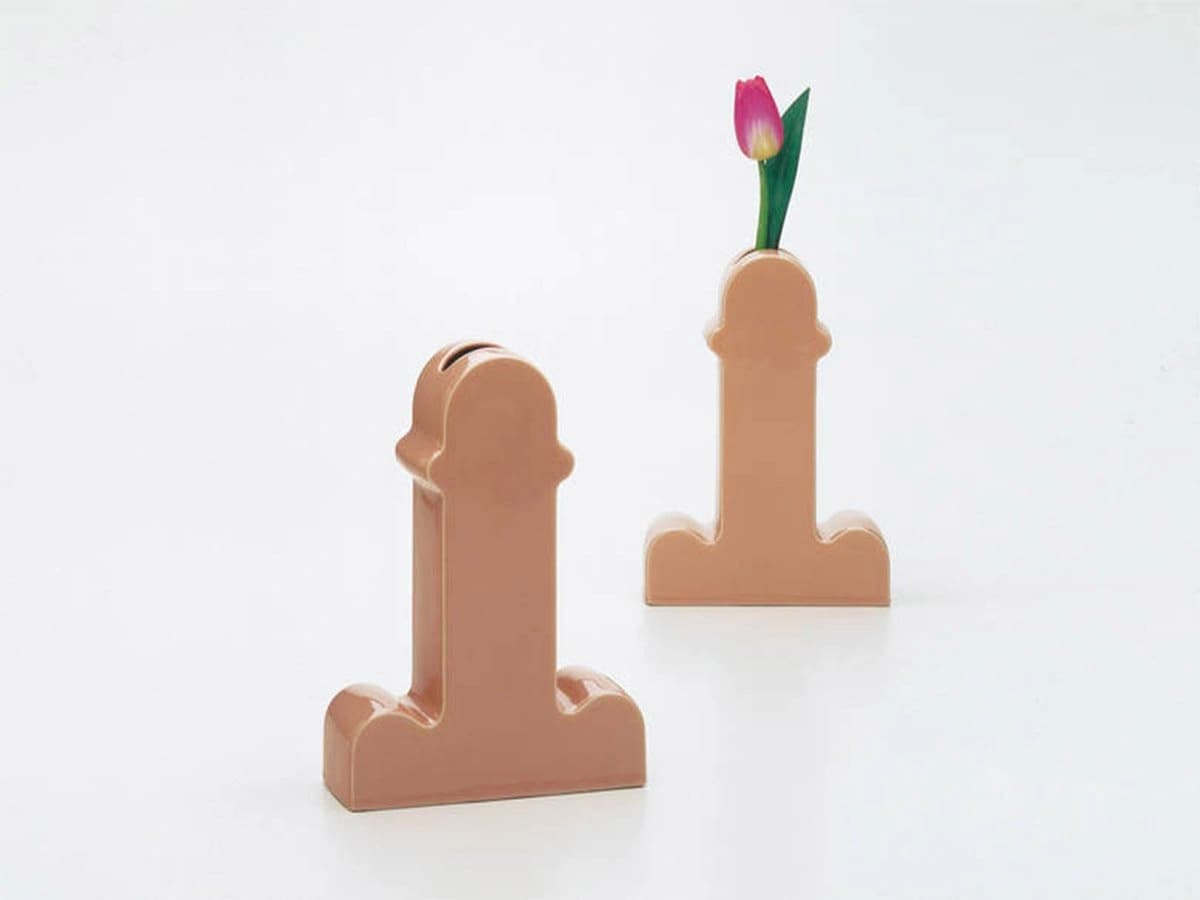L'irriverente vaso Shiva disegnato dal grande maestro del design Ettore Sottsass.