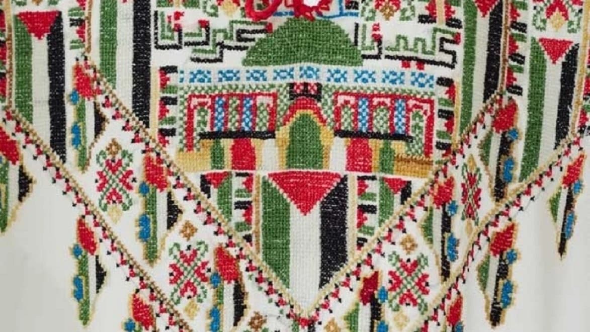 Un esempio di “Abito Intifada” esposto nella mostra “At the Seams: A Political History of Palestine Embroidery” © Tanya Traboulsi per il Museo Palestinese