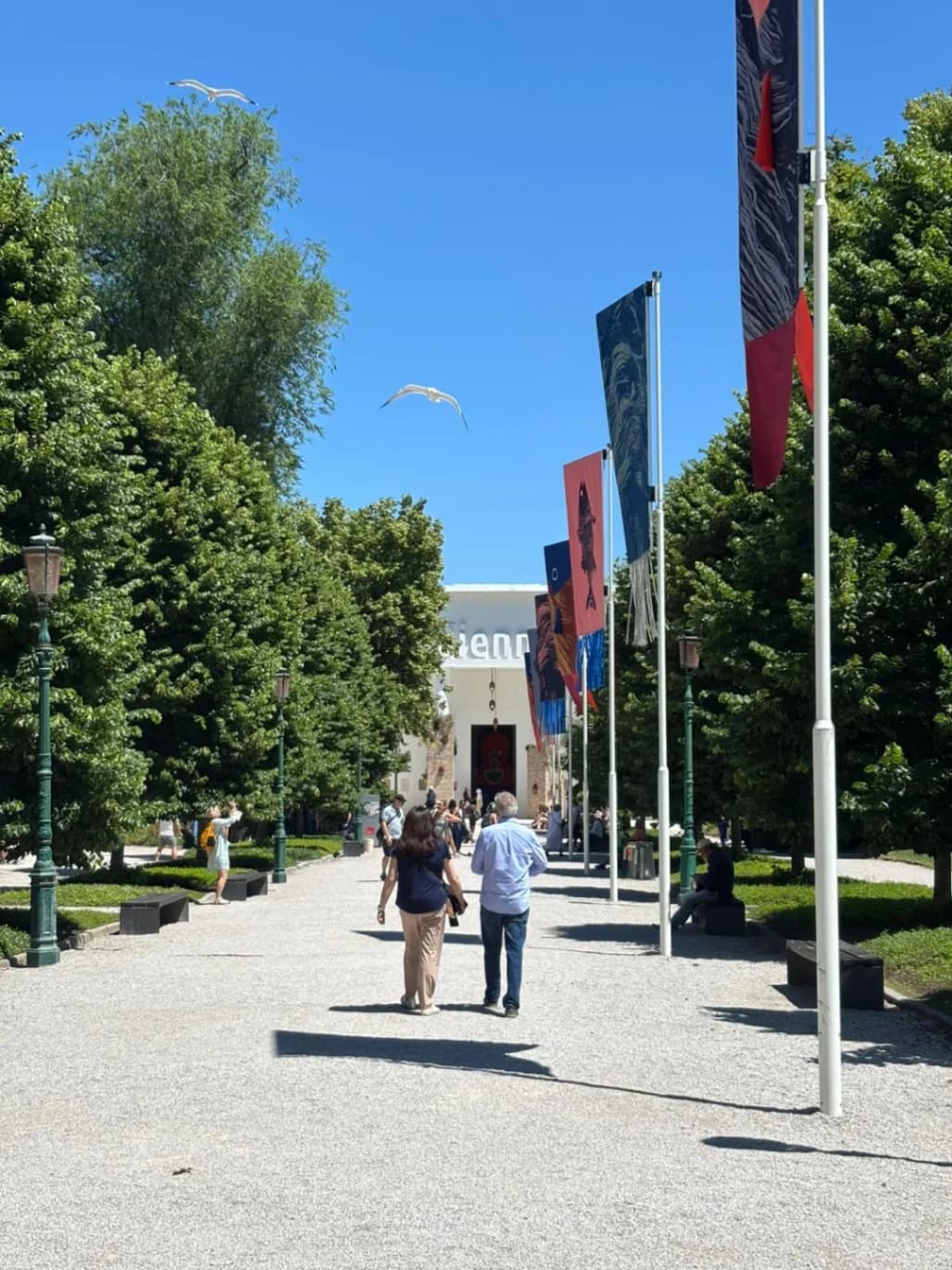 Il percorso che dall'ingresso, guida i visitatori, verso il padiglione centrale dei Giardini della Biennale.