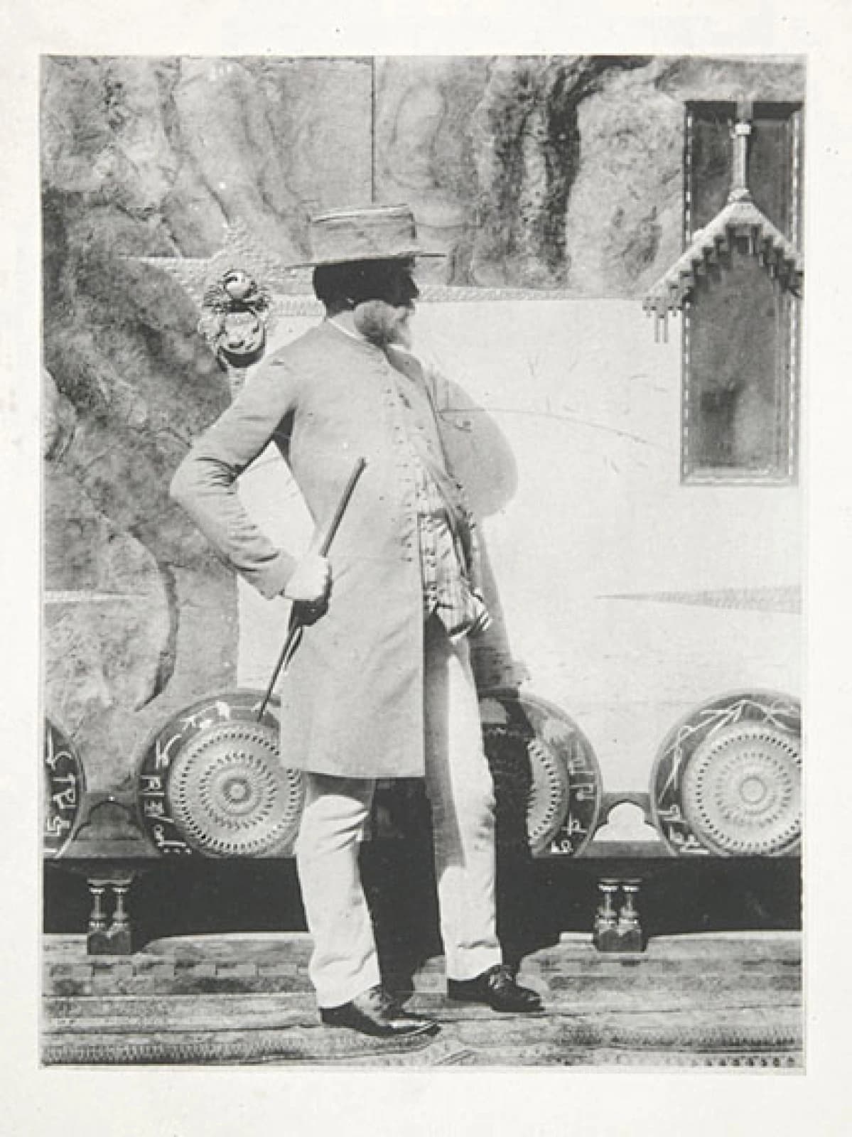 Carlo Bugatti in posa davanti a un armadio rivestito in pelle di cammello, tra il 1856 e il 1940, Museo d'Orsay © DR