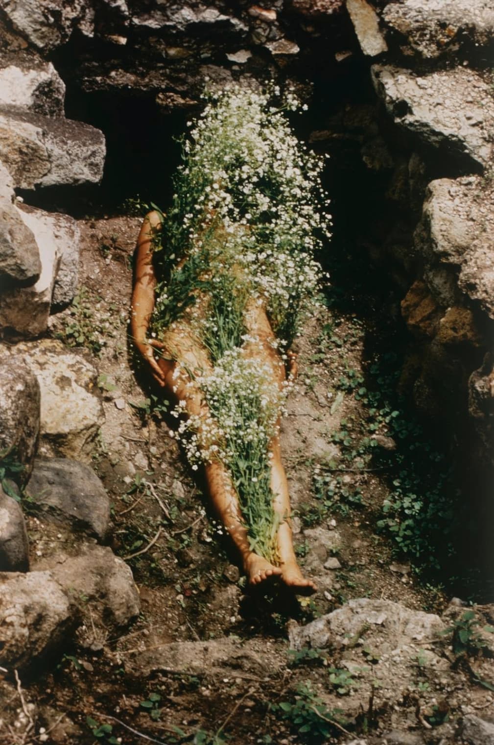 Ana Mendieta Imágen de Yágul, Mexico 1973 © The Estate of Ana Mendieta Collection.