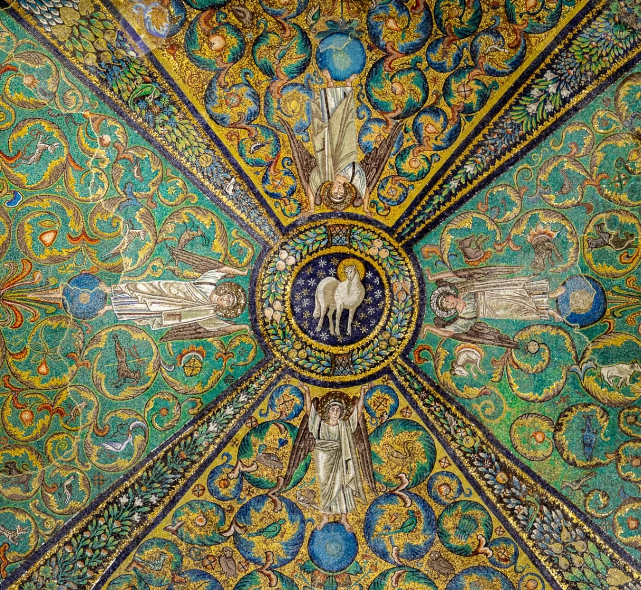 L'Agnus Dei nella decorazione musiva della Basilica di San Vitale, a Ravenna. La decorazione risale al periodo compreso tra il 546 e il 548 d.C,