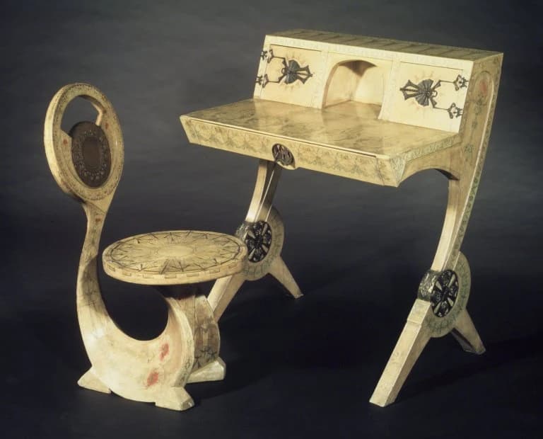 Carlo Bugatti, sedia Cobra e scrivania, 1902, struttura in legno, rivestimento in pergamena dipinta, altezza 88,5 cm. Brooklyn Museum. 77.4.