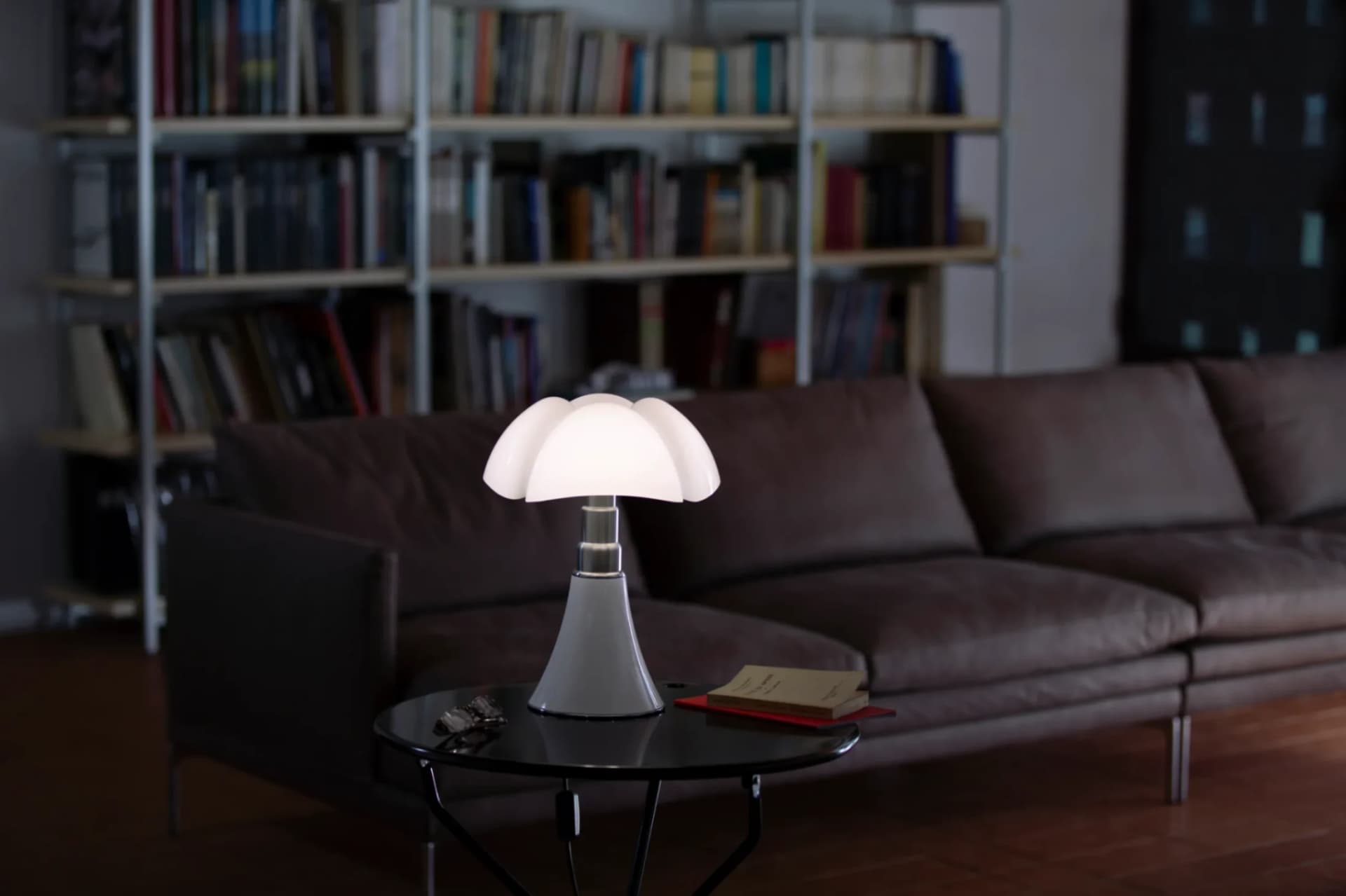 La lampada Pipistrello di Gae Aulenti, designer e architetta di fama internazionale