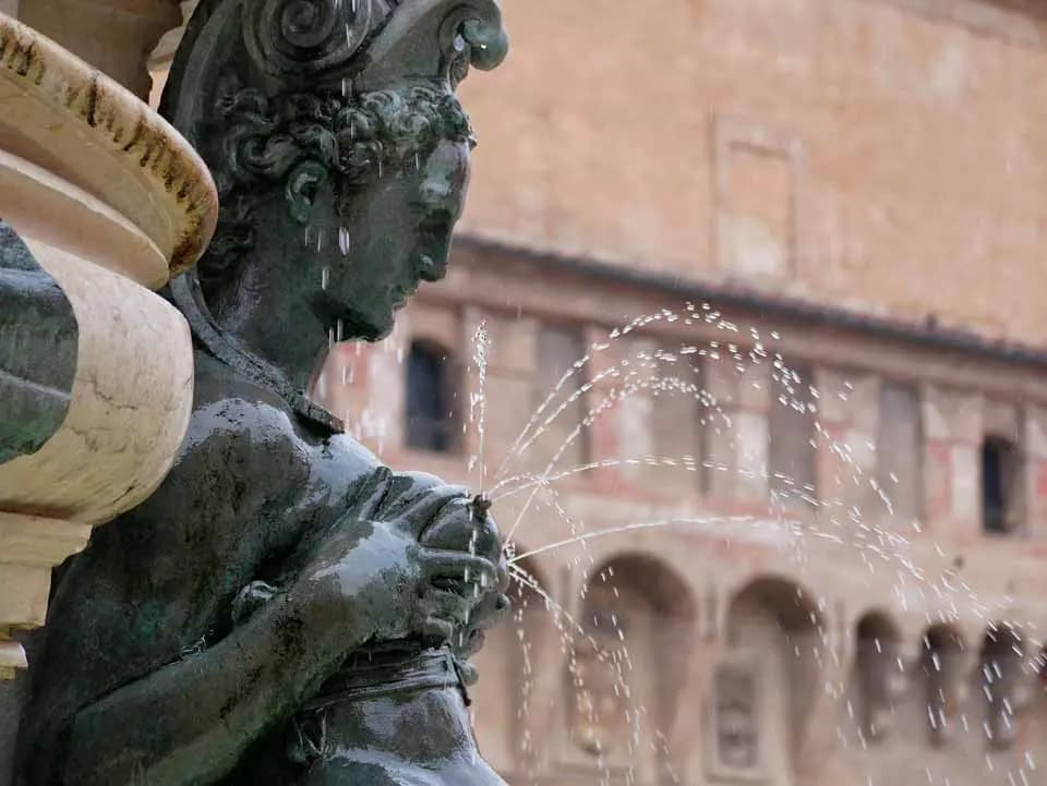 Dettaglio di una delle sirene che spruzza acqua.