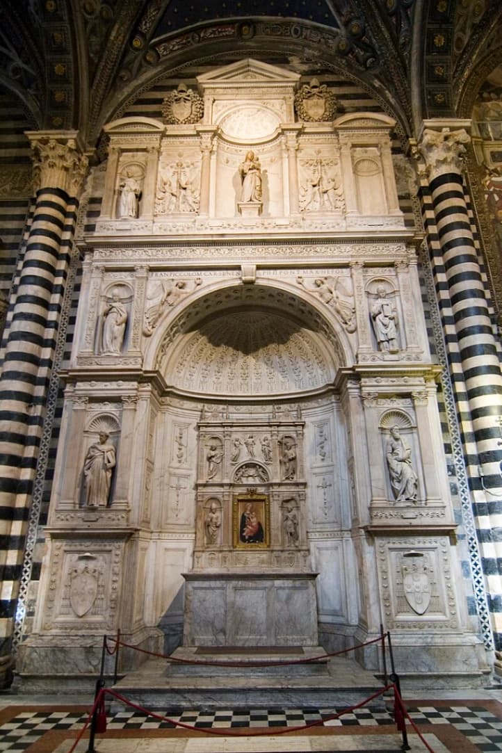 Andrea Bregno, Altare Piccolomini, 1481-1485, marmo di Carrara, Duomo di Siena. Le sculture che decorano l'altare sono opera di Michelangelo Buonarroti (4), ma una è di Pietro Torrigiano: il San Francesco in alto a sinistra.