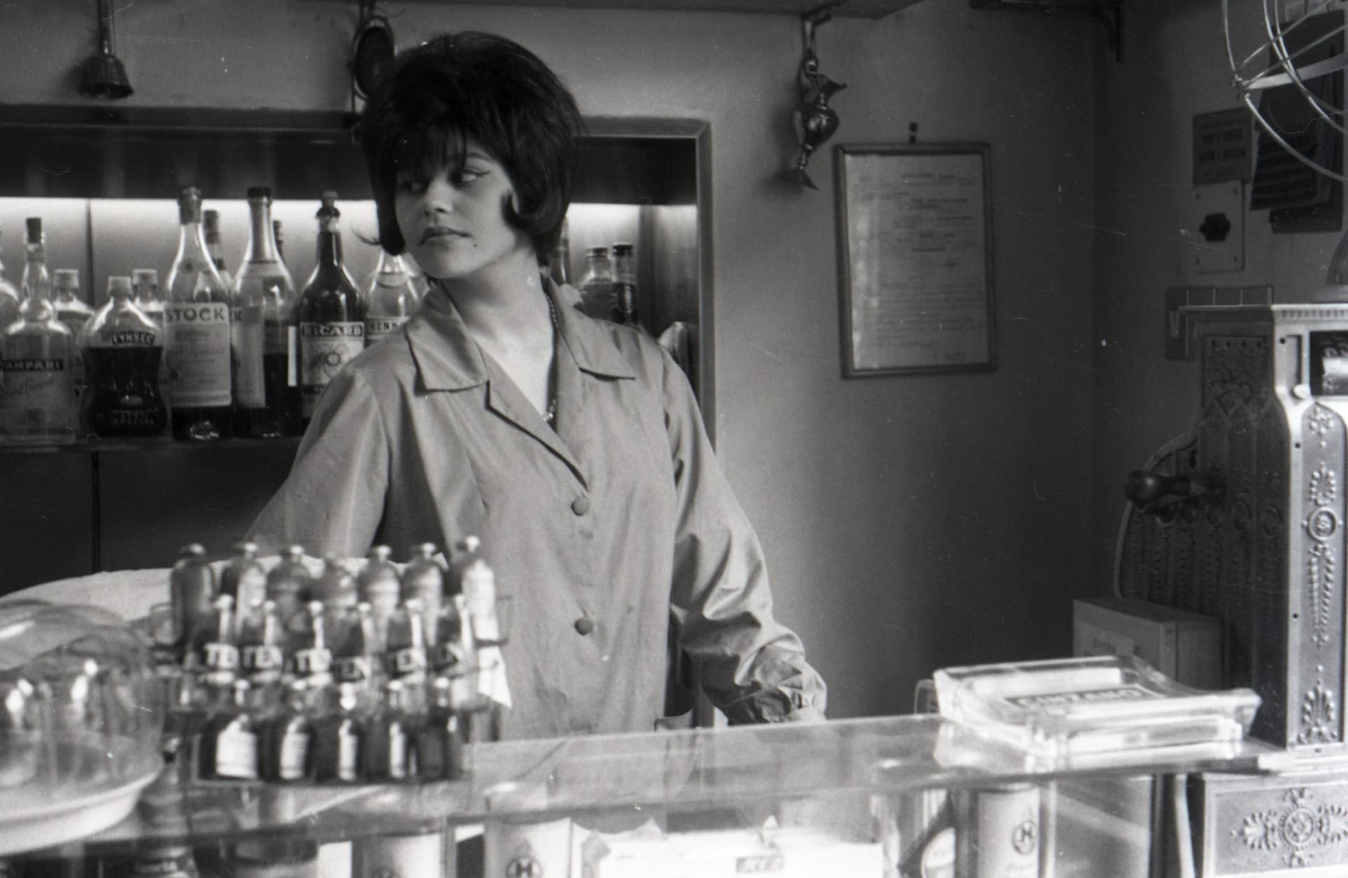 Una giovane barista, colta in uno degli scatti di Antonio Masotti. © Cineteca