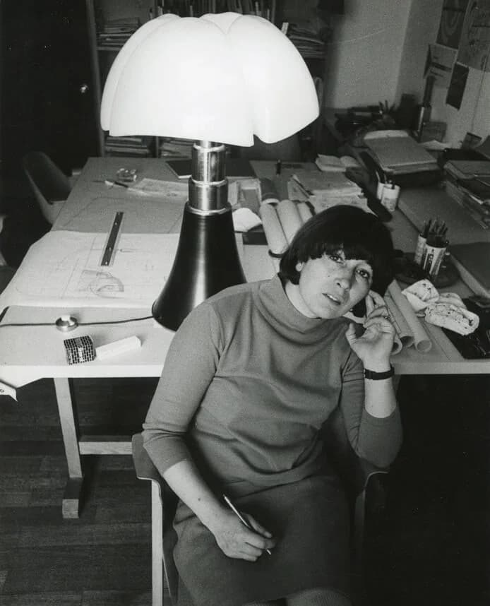 Gae Aulenti, insieme alla sua opera, appena progettata, 1967. © Ugo Mulase