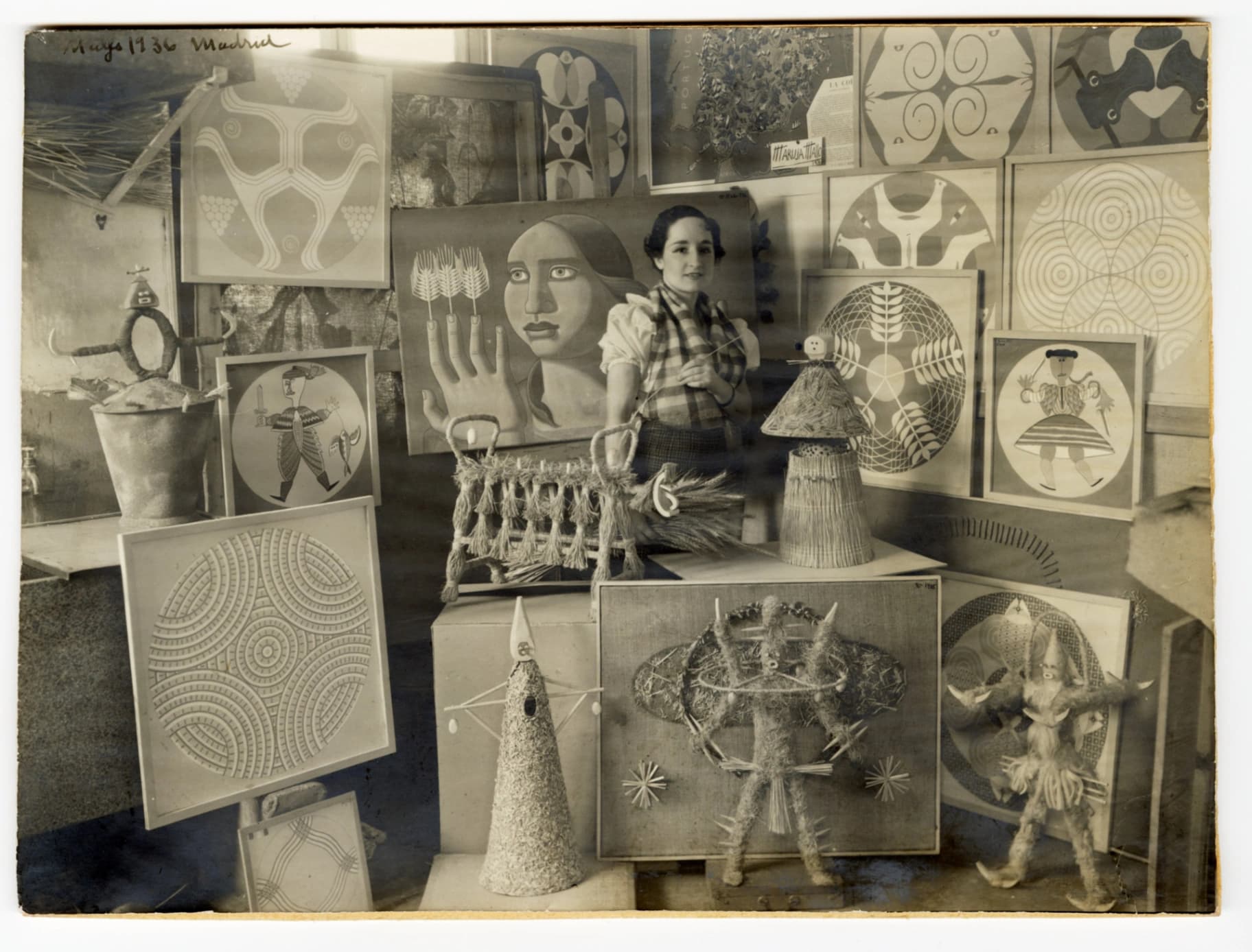 Maruja Mallo nel suo studio, Madrid 1936. Colección Archivo Lafuente. Museo Nacional Centro de Arte Reina Sofía. © Maruja Mallo, Vegap, Santander, 2024