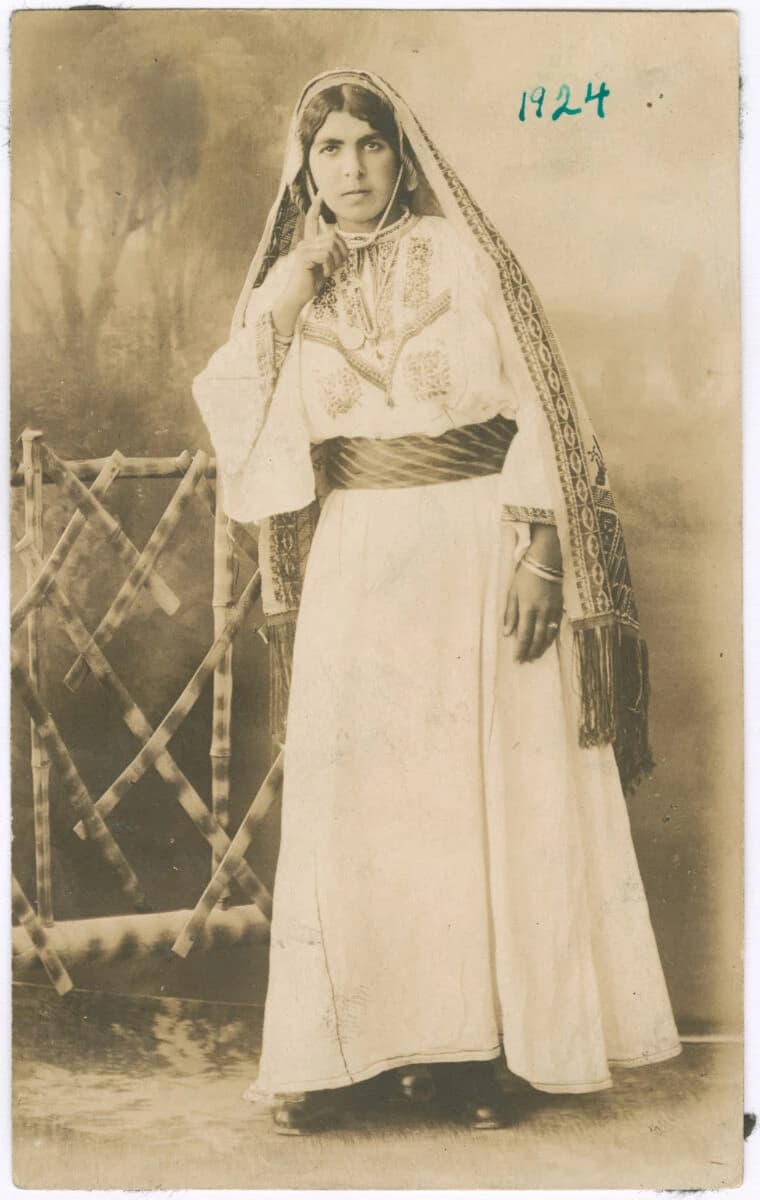 Una foto che ritrae Faredha Ibrahim Farah (1924) con abiti tradizionali, esposta in mostra. © MoMu