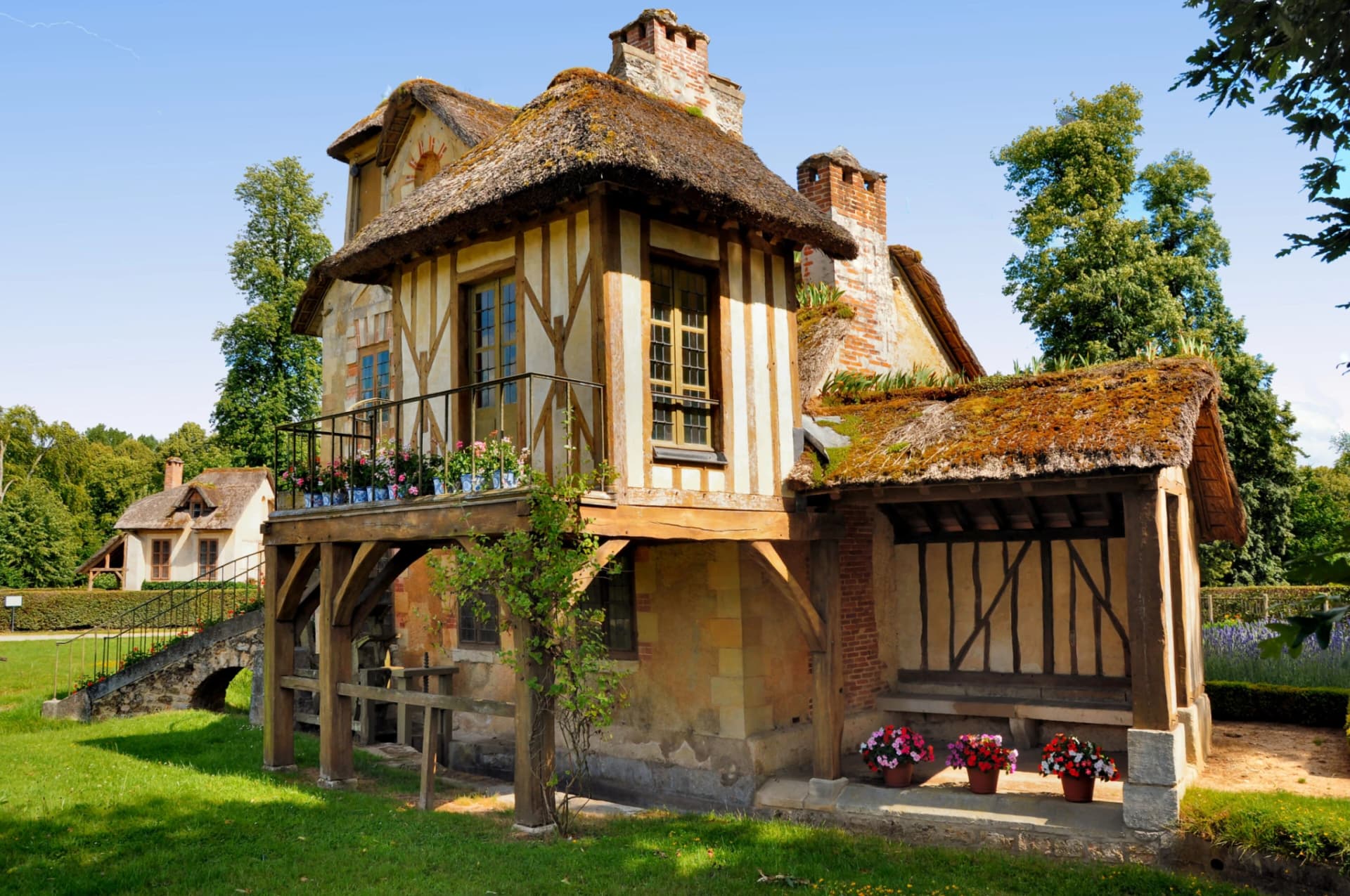L'edificio del mulino del villaggio rustico che Maria Antonietta fece costruire a Versailles.