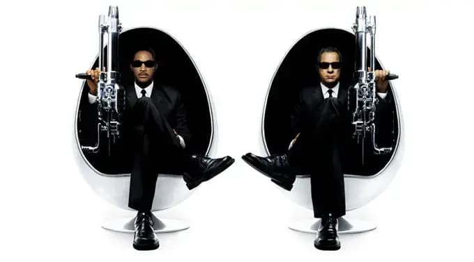 I protagonisti di Man in Black sulle iconiche sedie a forma di uovo.