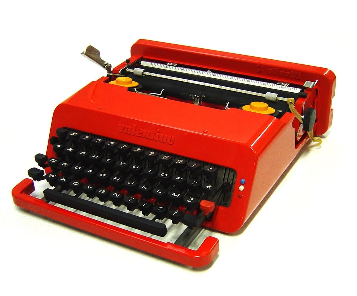 La Macchina da scrivere Valentine, creata da Ettore Sottsass, in collaborazione con Perry A. King, per Olivetti nel 1969.Questo modello nasce con la precisa volontà di creare una macchina da scrivere il più possibile facilmente trasportabile, ovvero eliminando la valigetta esterna. Un pezzo di design che inneggia alla leggerezza, alla trasportabilità, alla praticità, alla modernità e all'economicità.