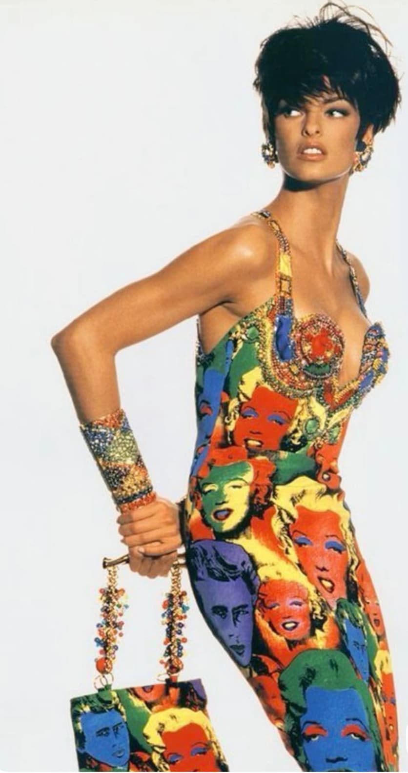 Linda Evangelista indossa abito e borsa della collezione primavera/estate 1991 di Gianni Versace, ispirata alla Pop Art.