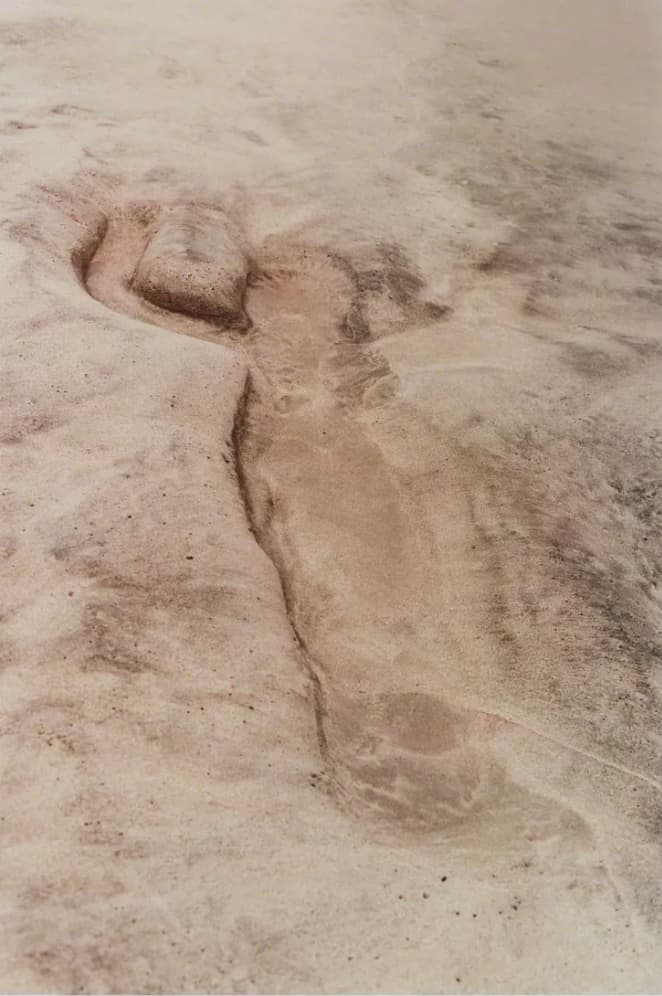 Ana Mendieta, Untitled (dalla serie Siluetas), 1976, Richard Saltoun.