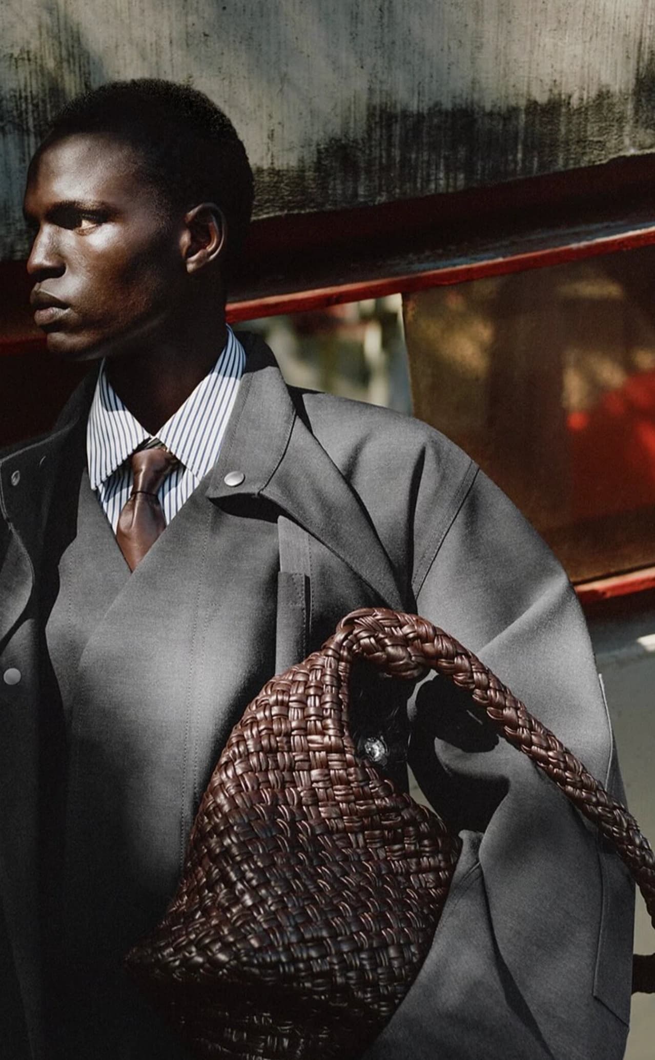 Uno degli scatti della campagna fotografica di Bottega Veneta per la collezione AW23.