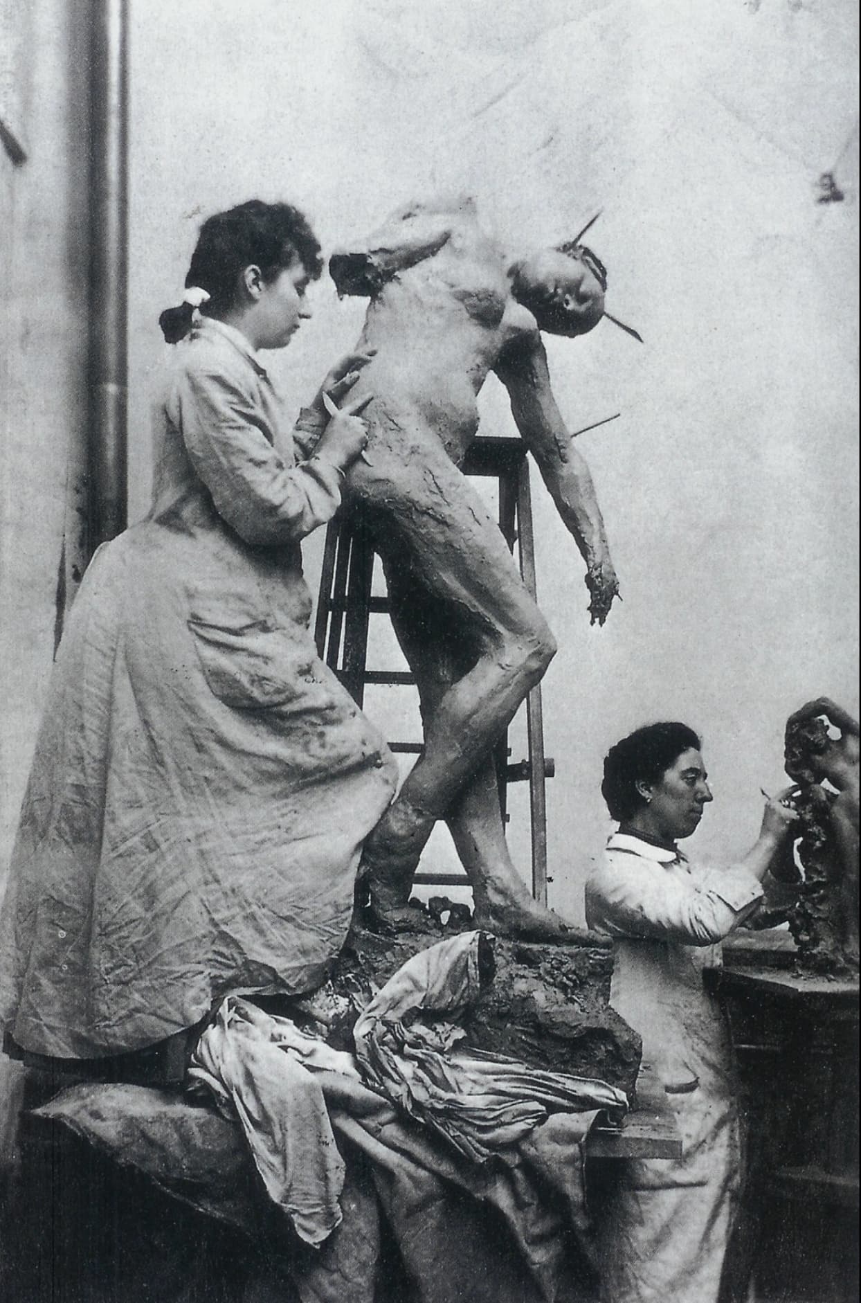 Camille Claudel mentre lavora al bozzetto in cera del gruppo scultoreo Śakuntalā o Vertumno e Pomona.