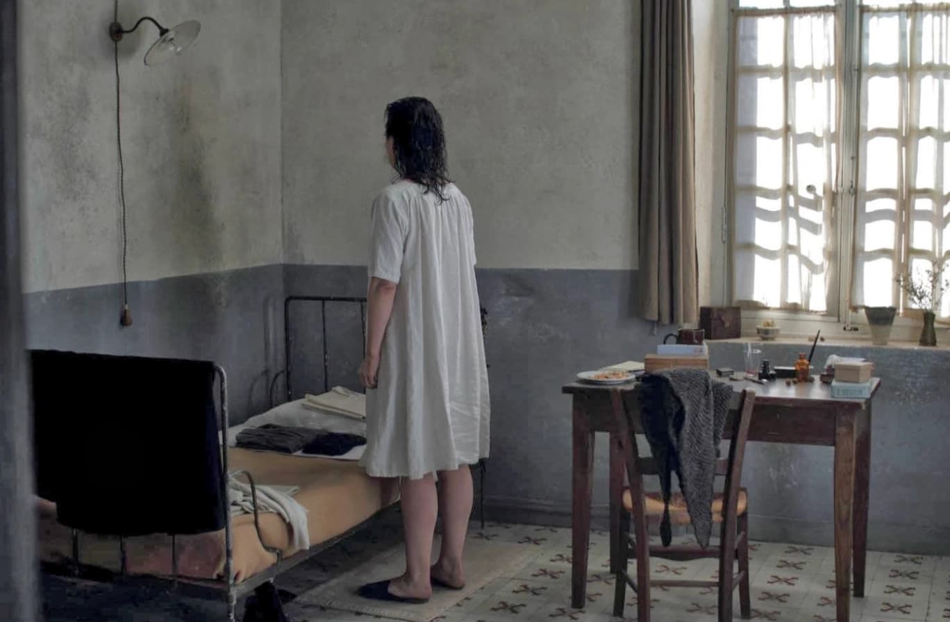 Un frame del film "Camille Claudel 1915" diretto da Bruno Dumont (2013). La scultrice è interpretata da Juliette Binoche.