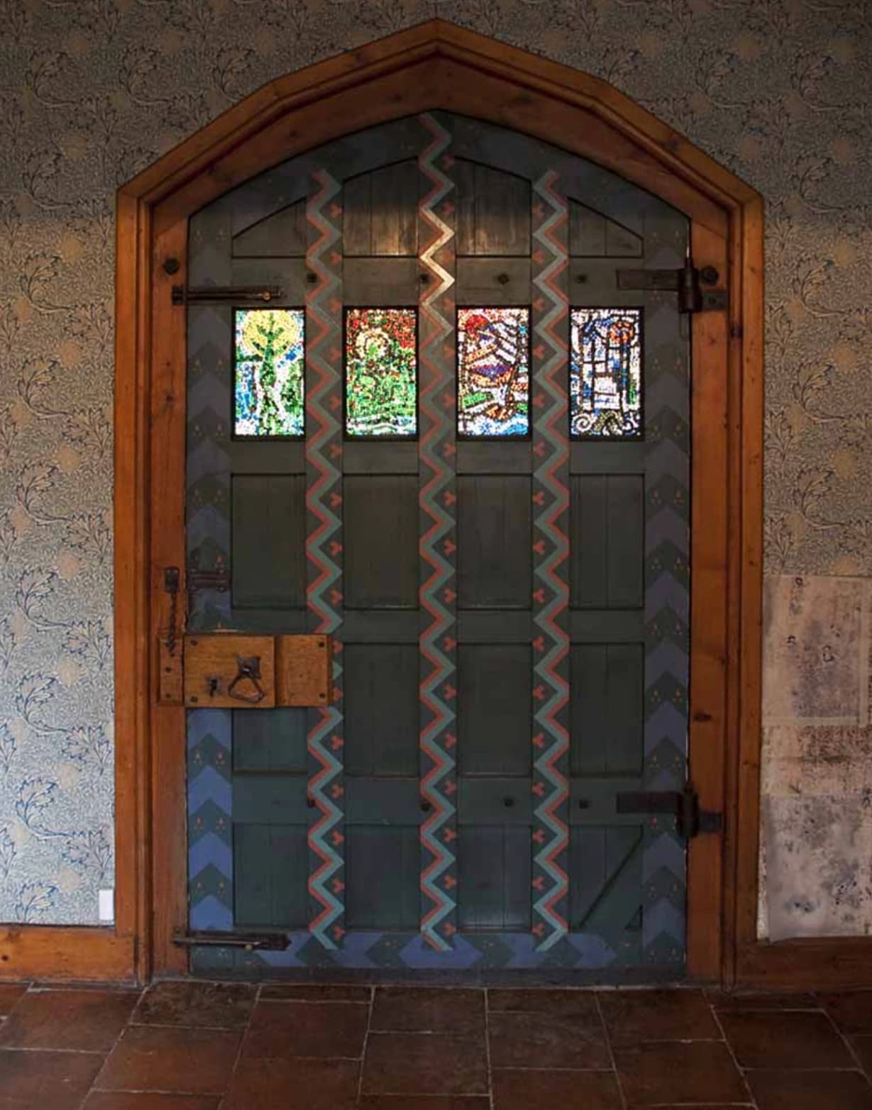 La porta della Red House a Upton, arredata da William Morris e costruita dall'amico e architetto Philip Webb.