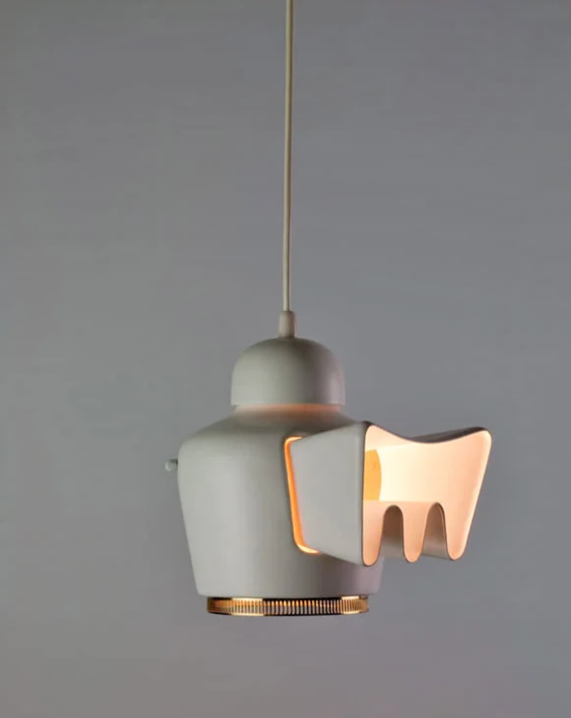 Alvar Aalto, Lampada a sospensione progettata per la Maison Louis Carré, 1958 ca. © Anssi Vaarola.