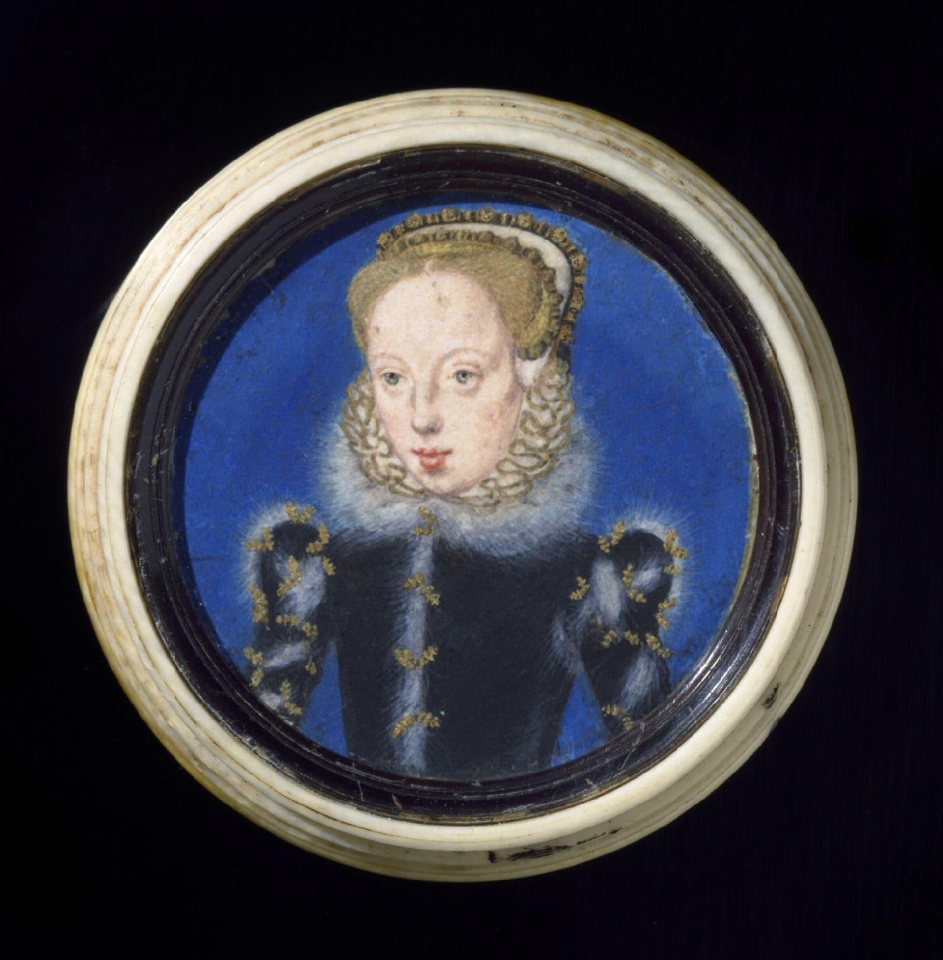 Levina Teerlinc, Ritratto di Katherine Grey, contessa di Hertford, miniatura ritratto ad acquerello su pergamena, custodita in una scatola di avorio tornito, 35 mm, V&amp;A South Kensington.