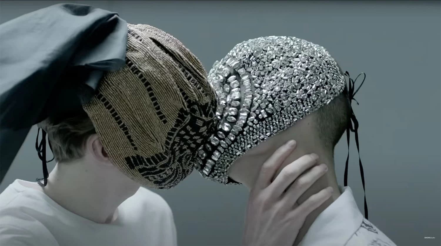 Fotogramma tratto da "2013", il videoclip dei Primal Scream diretto da Rei Nadal. Le maschere indossate sono di Maison Margiela.