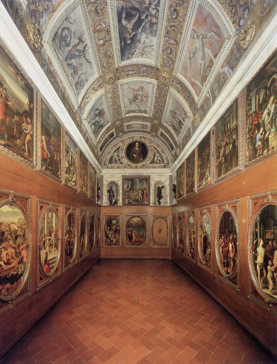 Panoramica dello Studiolo di Francesco I de' Medici in Palazzo Vecchio, Firenze.