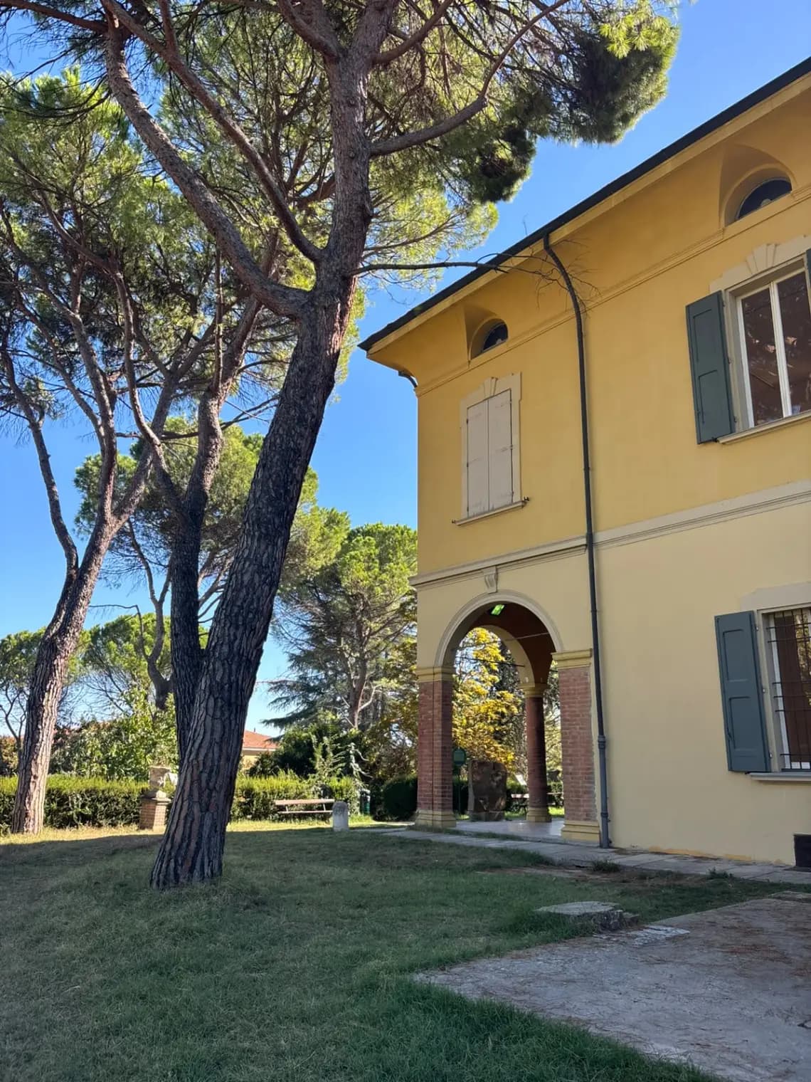 Un angolo di Villa delle Rose, immersa nel verde del suo delizioso giardino.