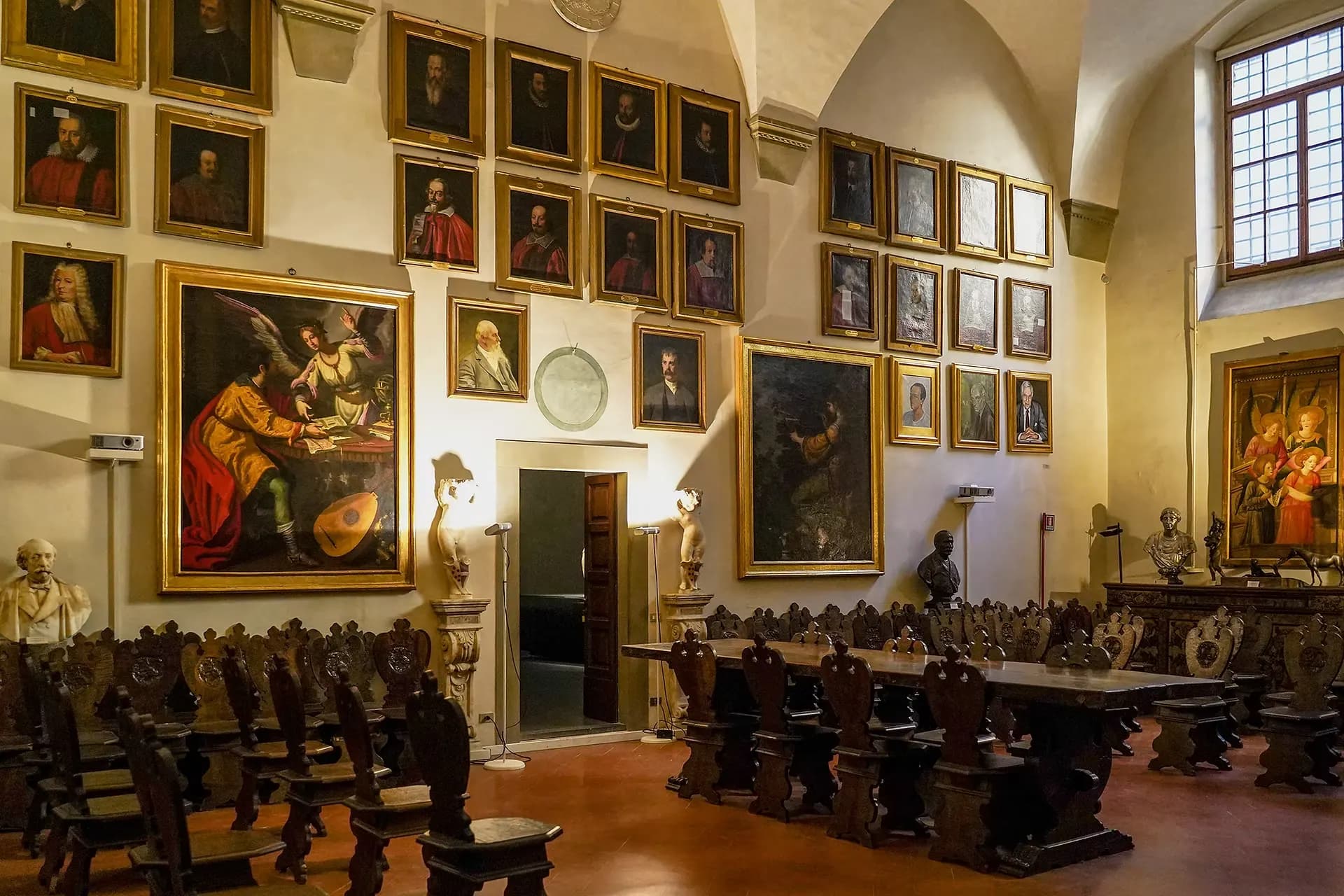 Uno degli spazi interni dell'Accademia delle Arti e del Disegno di Firenze, nello scatto di © Valeria Raniolo, 2021.