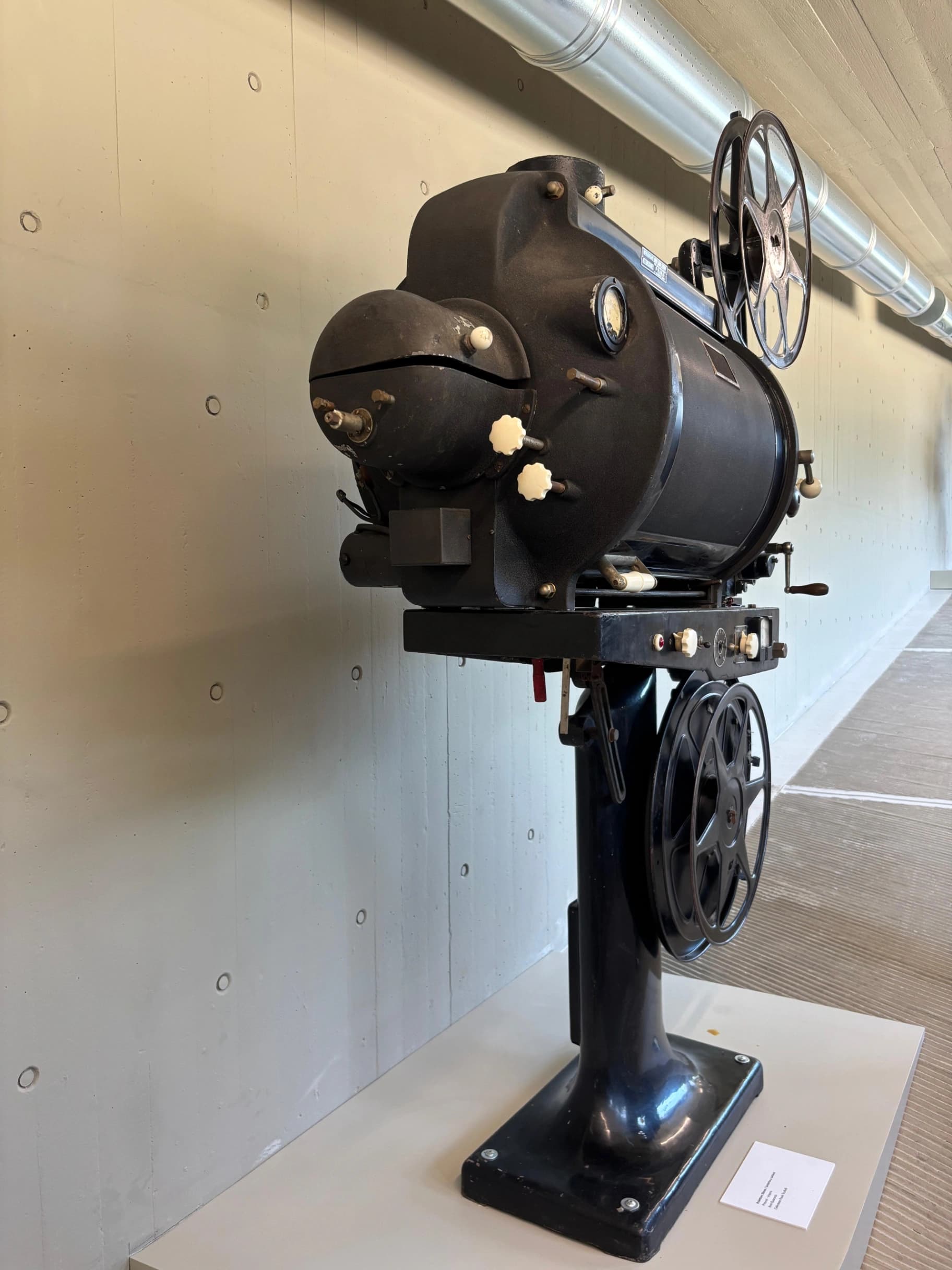 Una delle macchine per proiettare film, esposte nel percorso. Si tratta di una macchina a carbone, che utilizzava dunque un arco elettrico tra due bacchette di carbone per generare la potente luce necessaria a proiettare le pellicole in 35mm.