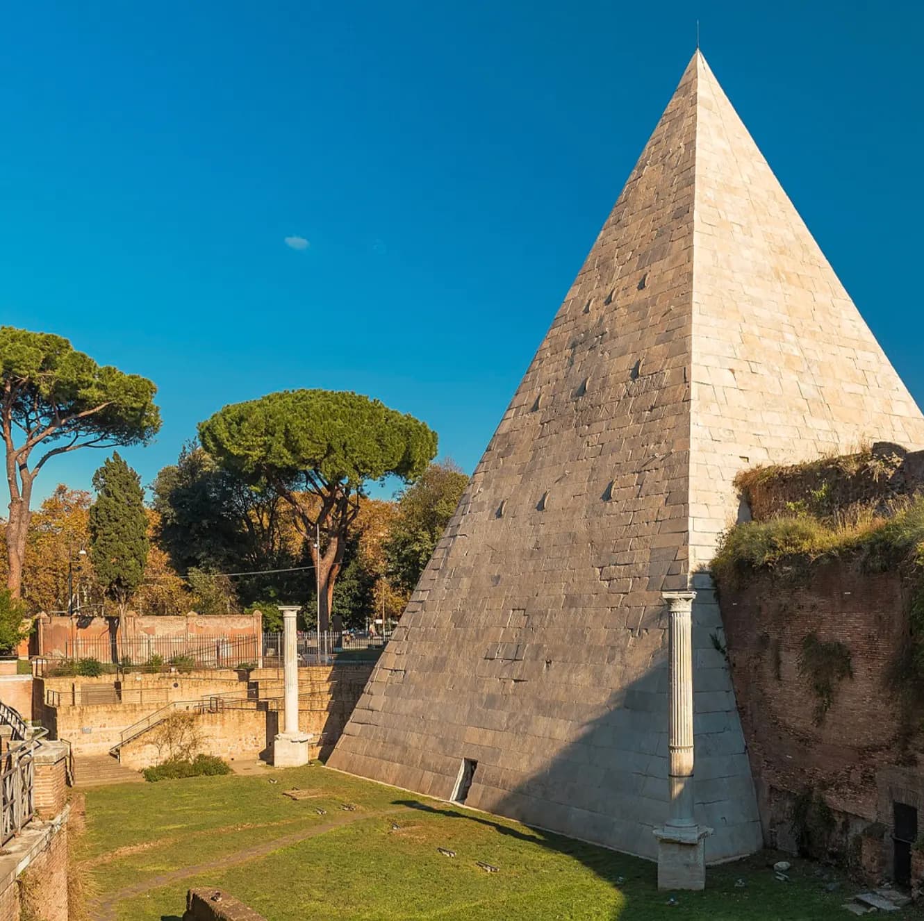 La Piramide Cestia, a Roma.