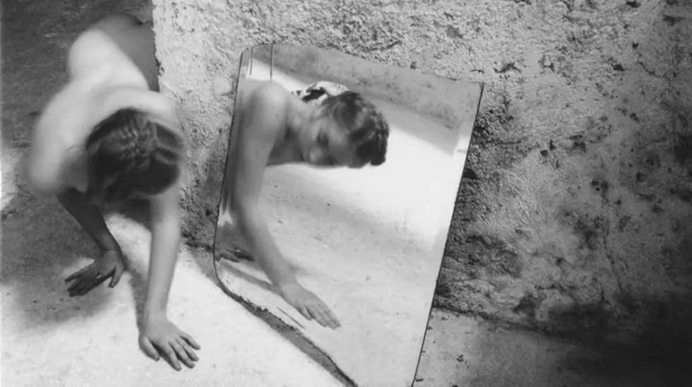 Francesca Woodman, Self-deceit #1, Roma, 1978 © George and Betty Woodman
