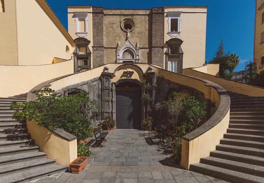 La facciata della Chiesa di San Giovanni a Carbonara, Napoli.