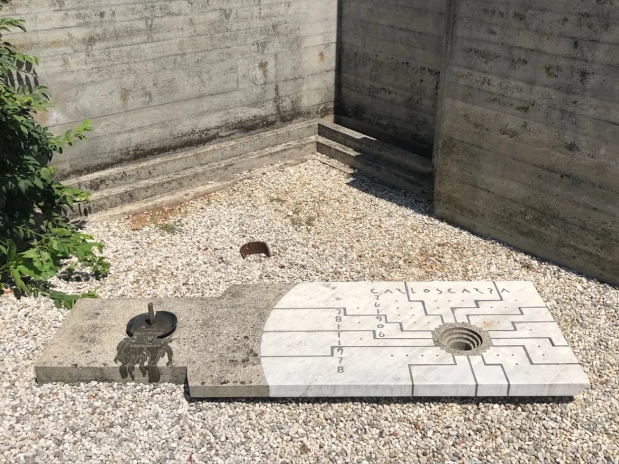 La tomba dell'architetto e designer Carlo Scarpa, sepolto anche lui, all'interno del memoriale. Scarpa venne a mancare prima di completare la sua architettura dedicata a Giuseppe Brion e il figlio dell'architetto e designer, Tobia, ne ha realizzato la tomba, disponendone la salma in un angolo del suo stesso progetto.