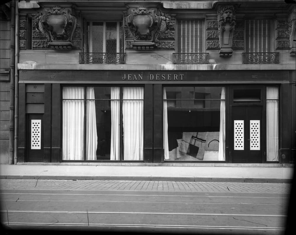 La galleria che Eileen Gray apre a Parigi, in Rue du Faubourg Saint-Honoré, con lo pseudonimo maschile Jean Desert.