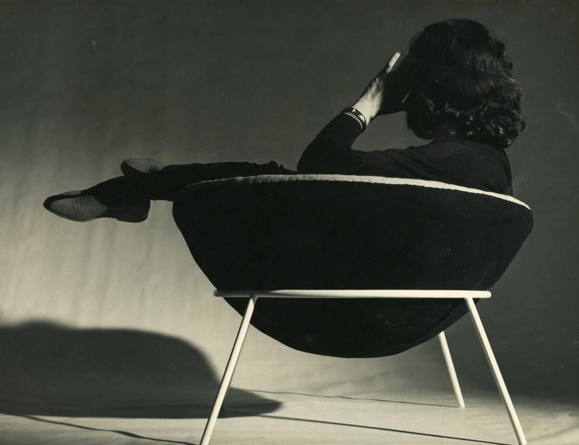 Lina Bo Bardi sulla sua sedia. Courtesy Instituto Bardi.