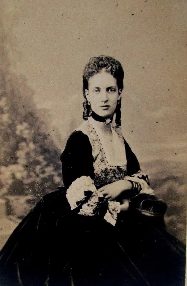 Ritratto di Alessandra, Principessa del Galles, con indosso una collana girocollo, 1870 circa. Nella maggior parte delle sue foto, Alessandra indossava spesso collane girocollo per nascondere una cicatrice sul collo.