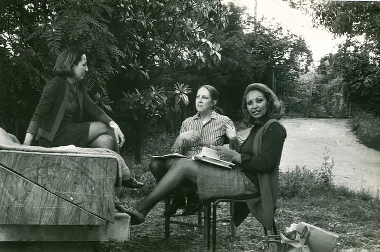 Carla Accardi, Carla Lonzi, Elvira Banotti. Studio di Pietro Consagra. Roma, aprile 1970. Foto di Pietro Consagra. ©Archivio Pietro Consagra, Milano.