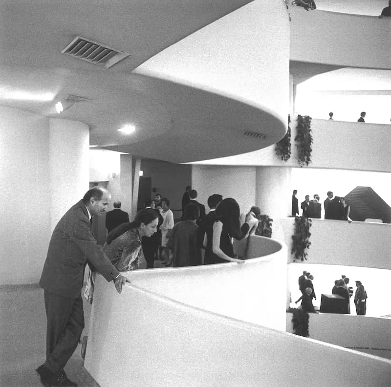 Pietro Consagra e Carla Lonzi alla mostra "Exhibition 1967. Sculpture from Twenty Nations", The Solomon R. Guggenheim Museum, New York, 20 ottobre 1967. Foto di Ugo Mulas.