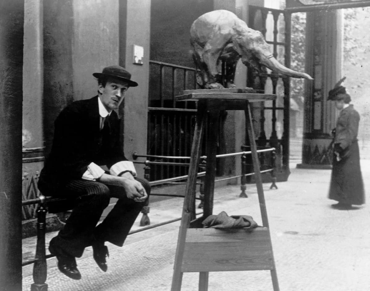 Rembrandt Bugatti nel 1910 allo zoo di Anversa.