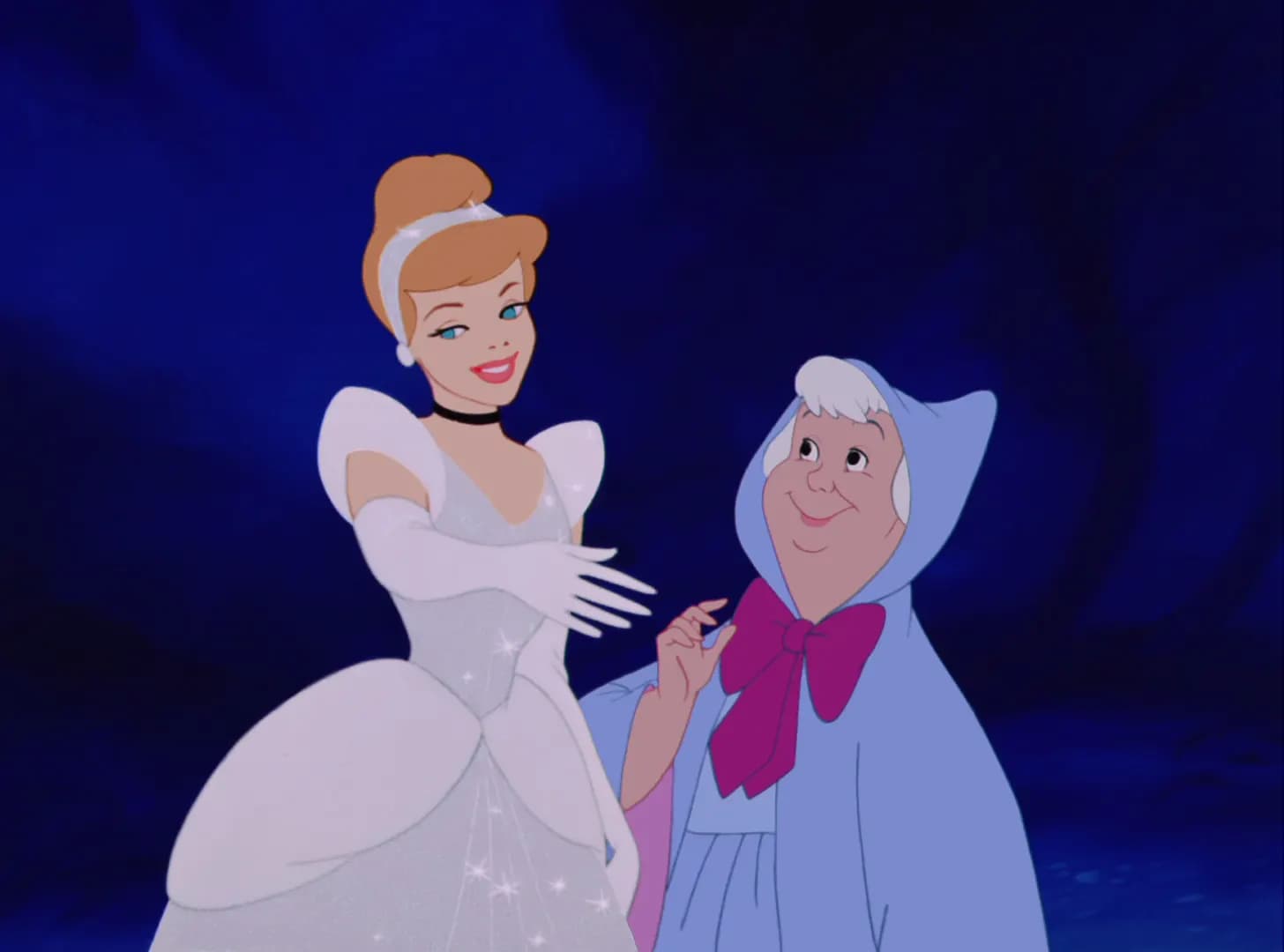Persino Cenerentola, nel classico della Walt Disney del 1950, trasformata in principessa, indossa il girocollo nero.