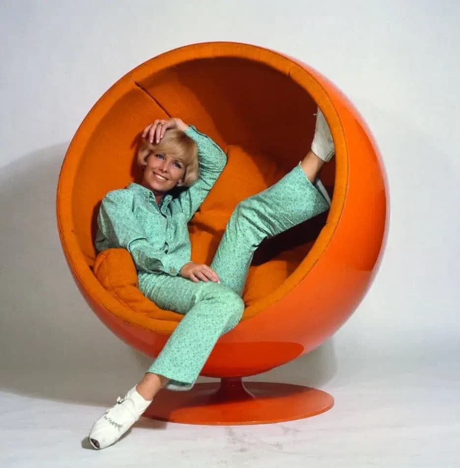 La sedia Ball prodotta da Asko era originariamente disponibile nei colori arancione, bianco, nero, giallo e rosso e poteva essere ordinata su richiesta speciale con un telefono integrato. © Archivio di Eero Aarnio e del Design Museum di Helsinki.
