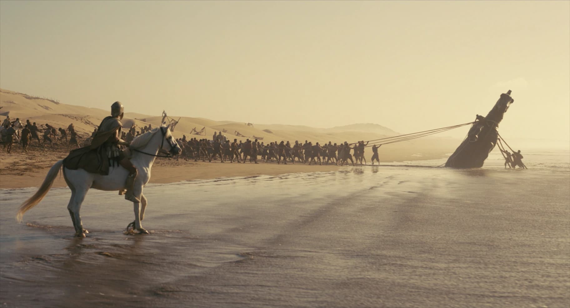 La scena del recupero del Cavallo di Troia, inganno geniale, dall'Odissea di Christopher Nolan, attualmente nei cinema.