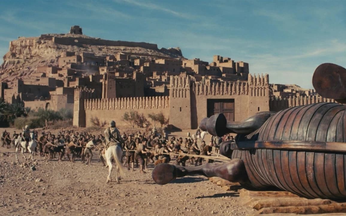 La scena del film di Christopher Nolan in cui il Cavallo di Troia viene introdotto all'interno delle mura della città dai Troiani inconsapevoli. Presentato come un dono votivo dedicato ad Atena, il gigantesco cavallo di legno nascondeva in realtà un inganno: al suo interno si celavano Ulisse e i guerrieri greci guidati da Agamennone, pronti a uscire durante la notte per aprire le porte della città e permettere la conquista di Troia.